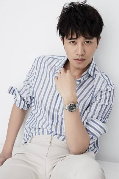 演员彭冠英最新写真 迷人微笑撩人心弦