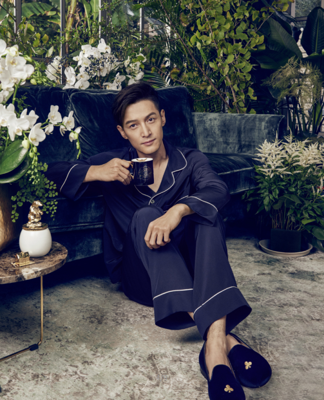 胡歌写真帅出新高度 和龟互动网友叹:人不如龟