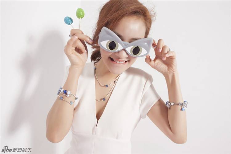 陈意涵最新写真大片 鬼马另类搭配显小女人风味