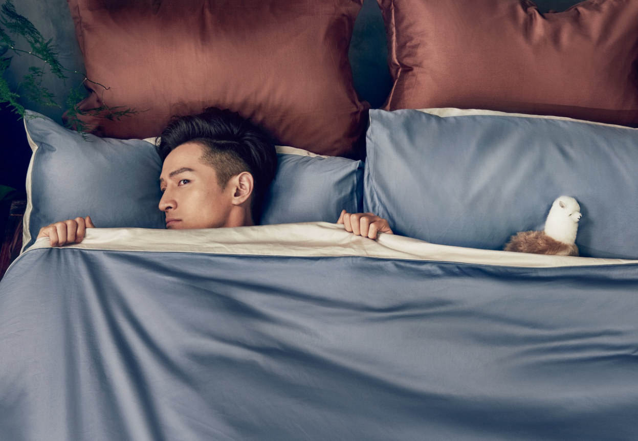 胡歌写真帅出新高度 和龟互动网友叹:人不如龟