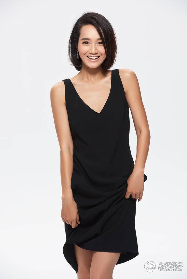 主持人朱丹黑白极简写真现性感&ldquo;锁骨杀&rdquo;