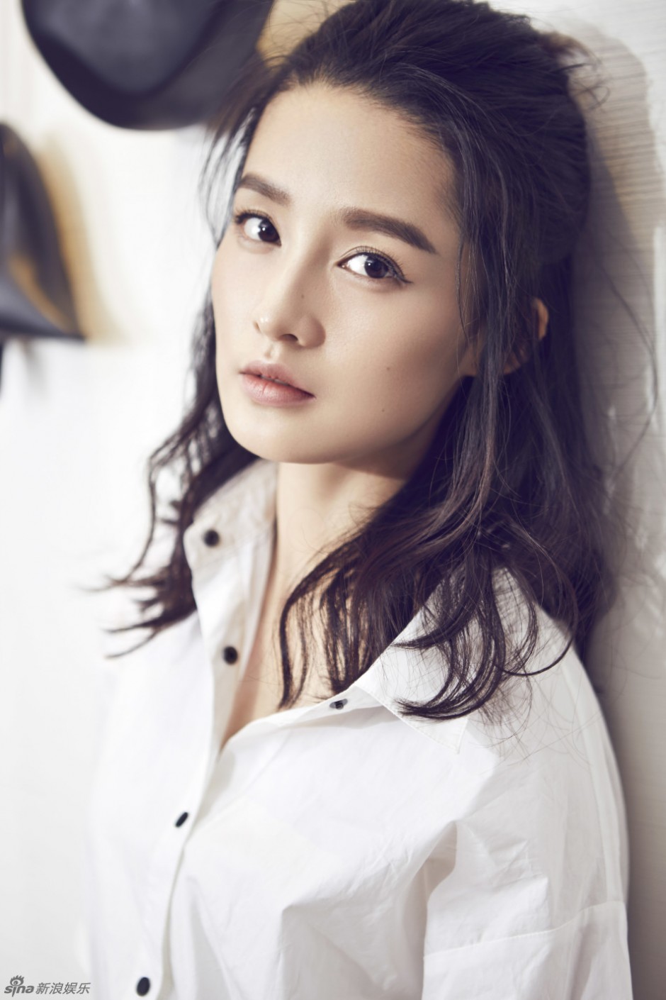 李沁时尚写真大片曝光 演绎百变小白裙