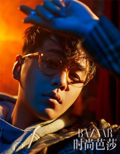 张若昀秋冬时尚写真大片 光影迷离中贵气撩人