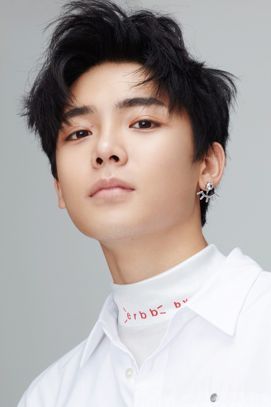 超能少年侯明昊时尚写真 时尚造型彰显混搭魅力