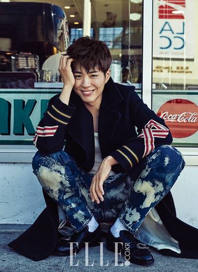 朴宝剑杂志封面画报公开 帅气时尚笑容迷人