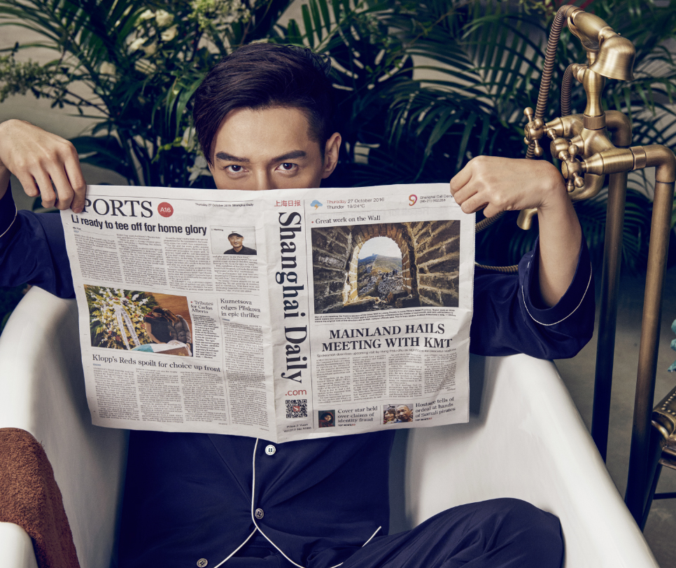 胡歌写真帅出新高度 和龟互动网友叹:人不如龟