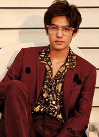 宋威龙时尚写真图片 眼神清澈散发男士魅力