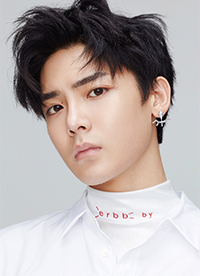 超能少年侯明昊时尚写真 时尚造型彰显混搭魅力