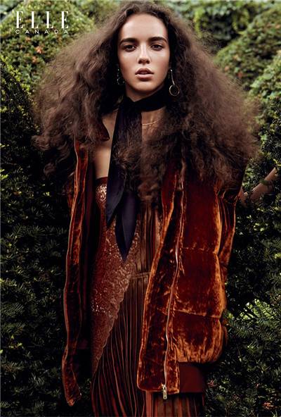 超模Emm Arruda杂志大片演绎天鹅绒的奢华时尚