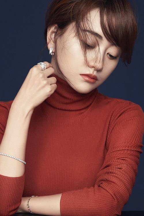 杨蓉冬日珠宝写真 尽显知性慵懒华贵风