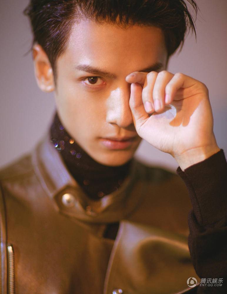 新生代小生罗云熙写真 神情高冷而神秘