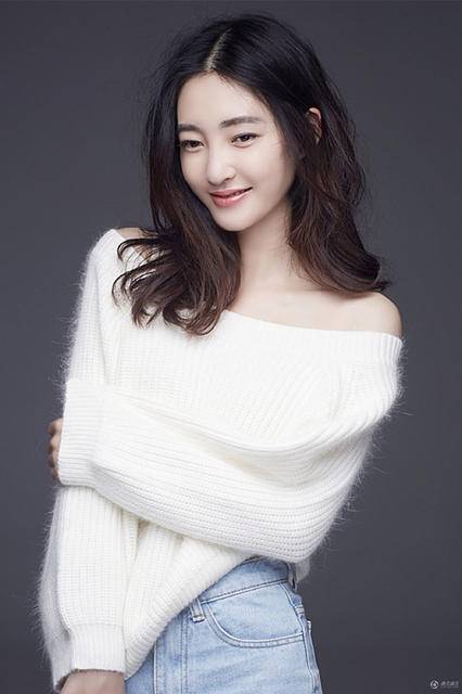 演员王丽坤暖冬写真 香肩长腿显别致小性感