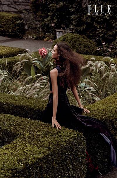 超模Emm Arruda杂志大片演绎天鹅绒的奢华时尚