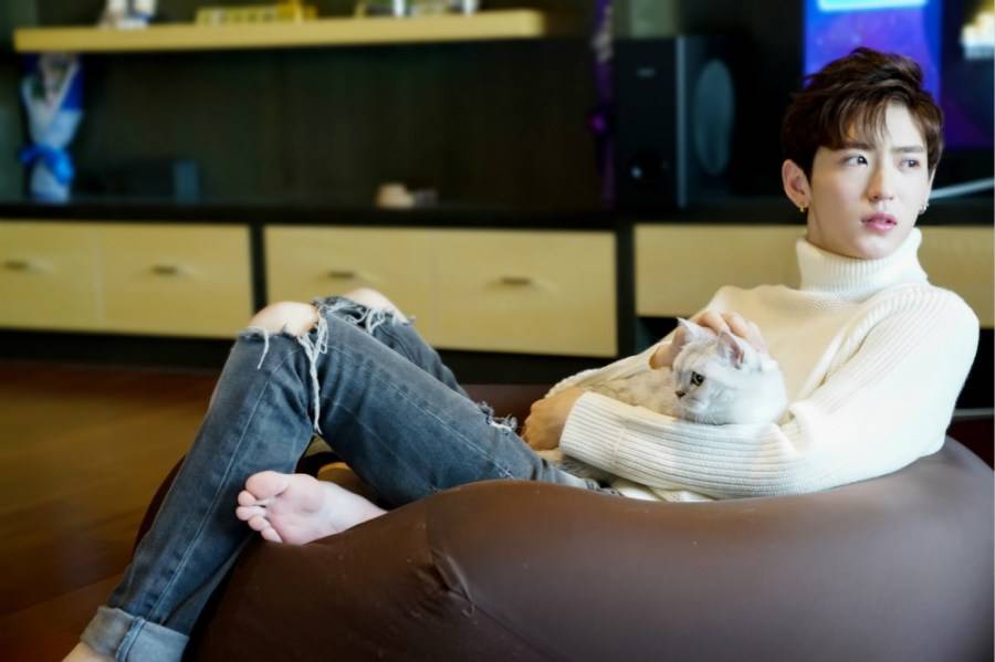 李东阳冬日写真曝光 长腿颜赞惹人爱