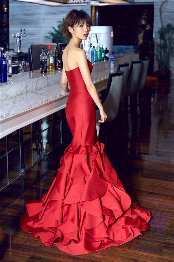 毛晓彤时尚写真大片曝光 香肩微露美如画