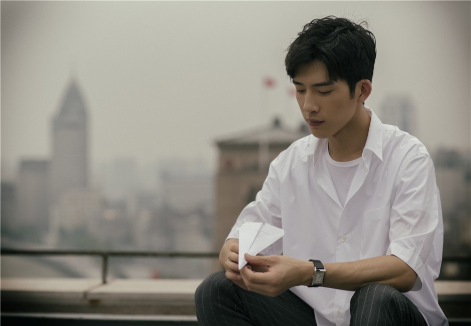 井柏然时尚大片曝光 黑白光影演绎正反面