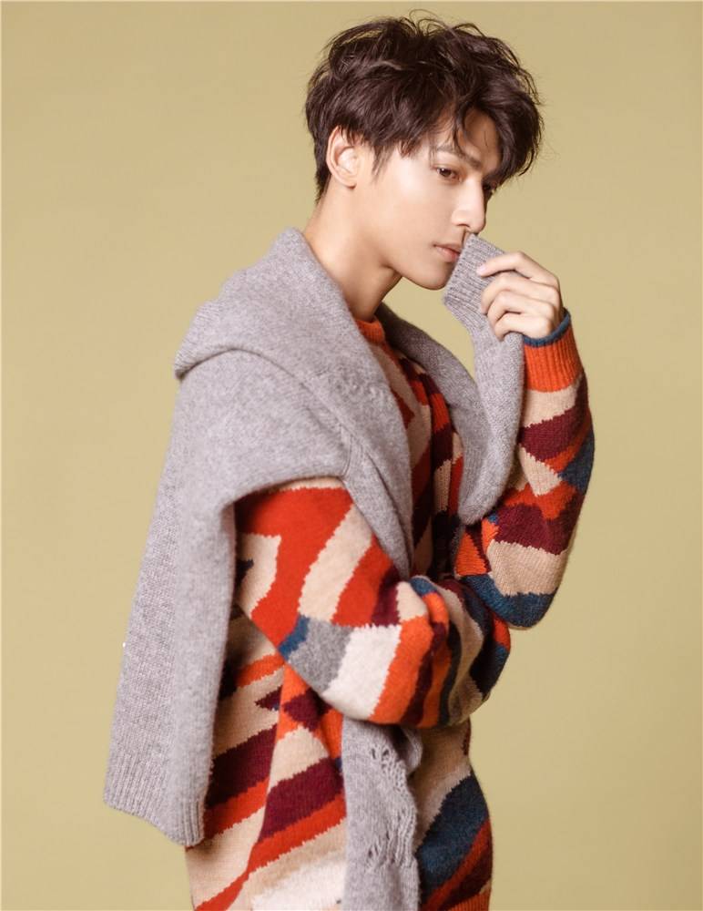 罗云熙秋冬写真大片曝光 温暖复古带点慵懒