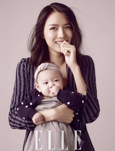 世界小姐张梓琳携女拍写真 母女神同步吃手晒幸福