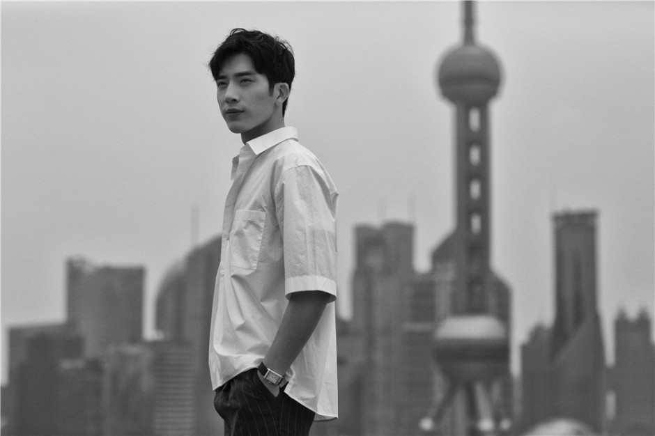 井柏然时尚大片曝光 黑白光影演绎正反面