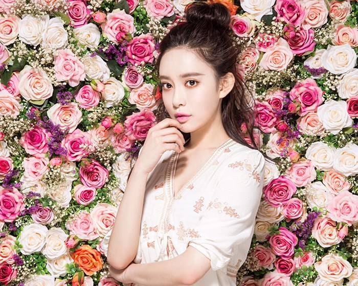 一年级孟子义写真曝光 香肩半露性感撩人