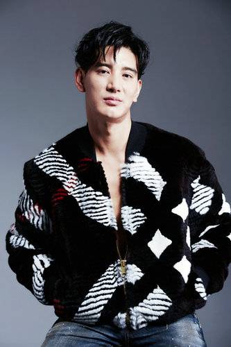 演员蒲巴甲最新写真 化身潮男展现野性魅力