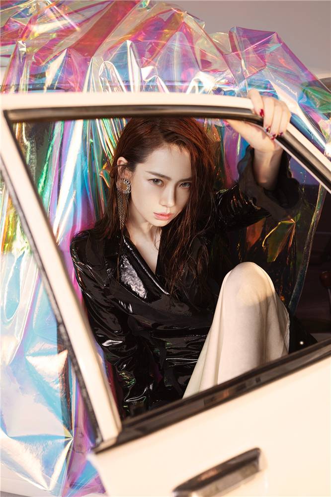 戚薇秋冬时尚写真公开 率性绽放酷感十足