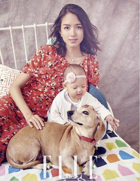 世界小姐张梓琳携女拍写真 母女神同步吃手晒幸福