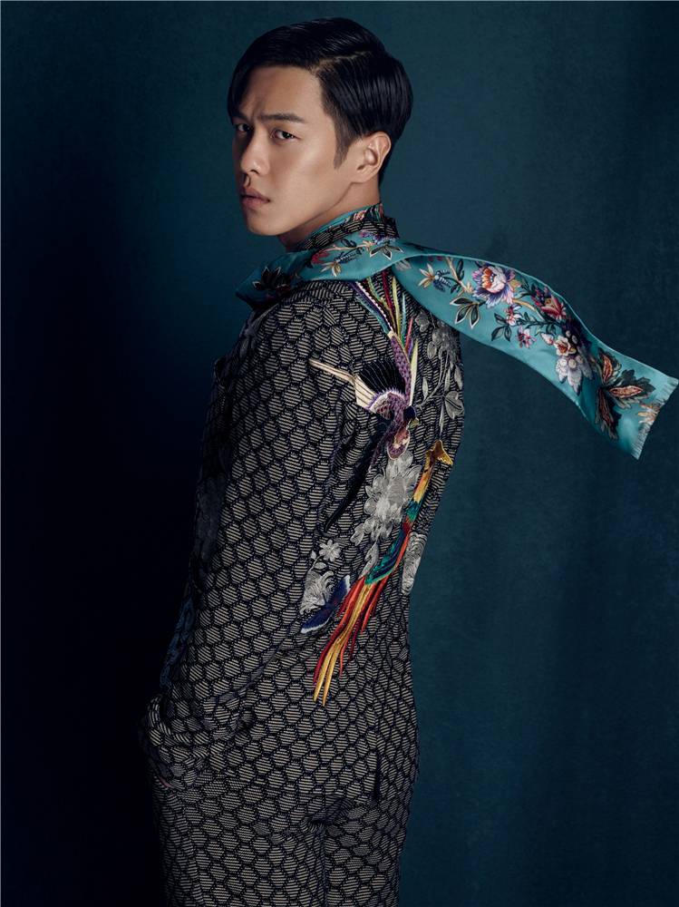 张若昀帅气复古写真大片 另类复古别具风格