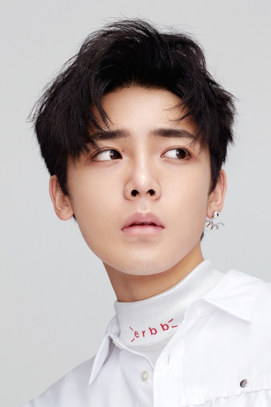 超能少年侯明昊时尚写真 时尚造型彰显混搭魅力