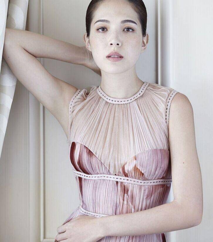 台女星许玮甯最新写真 美背出镜自然脱俗