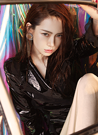 戚薇秋冬时尚写真公开 率性绽放酷感十足