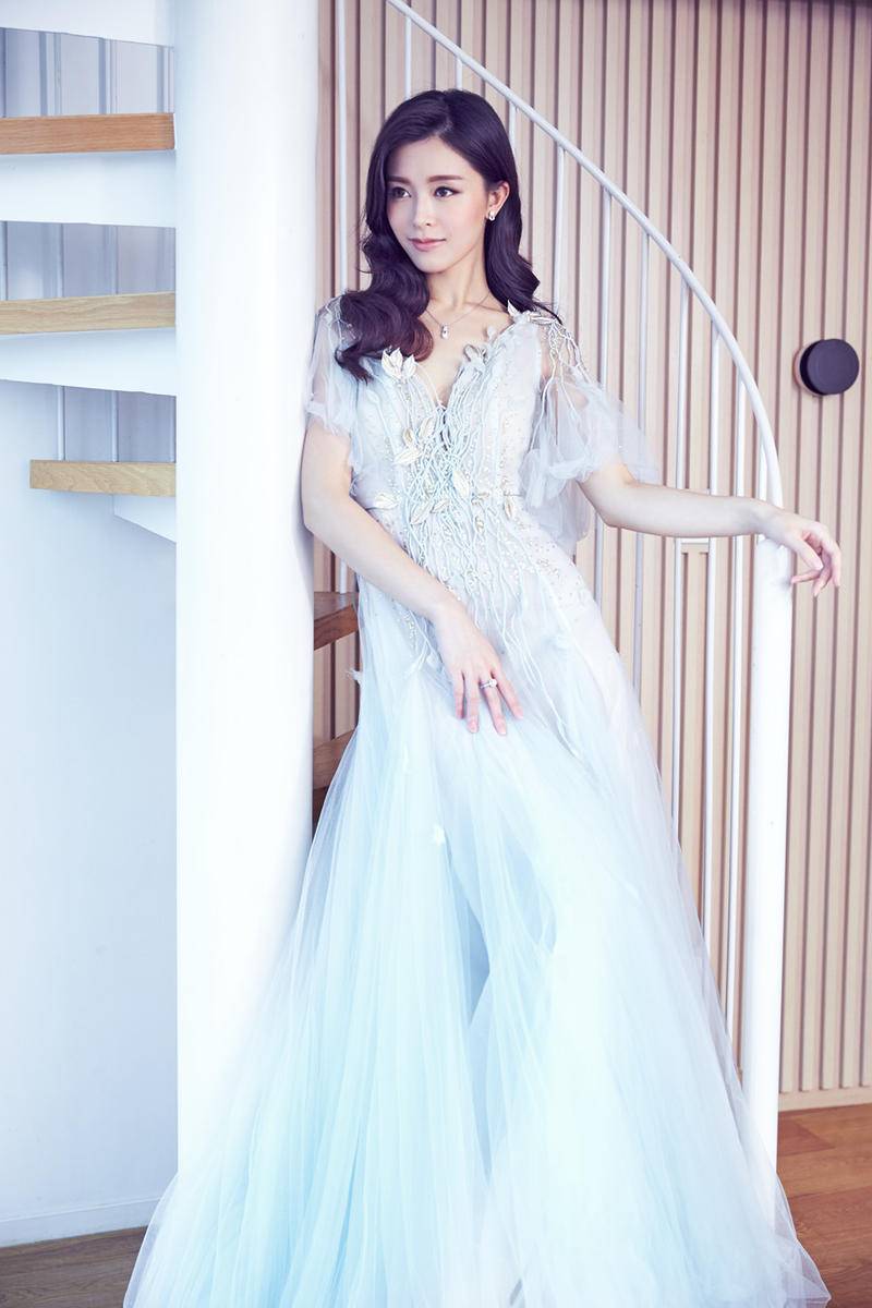 文咏珊婚纱造型写真曝光 美目盼兮脉脉含情