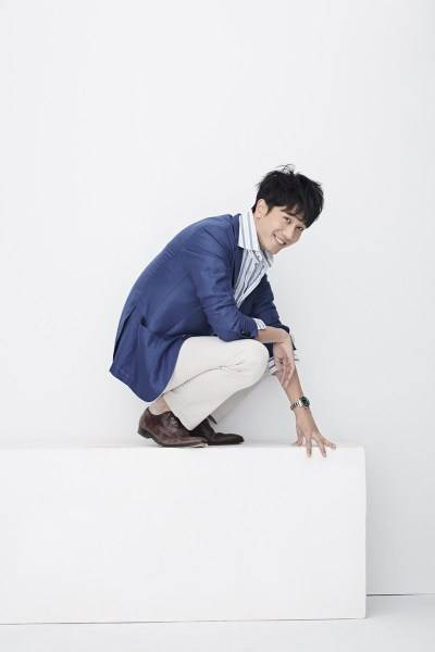 演员彭冠英最新写真 迷人微笑撩人心弦