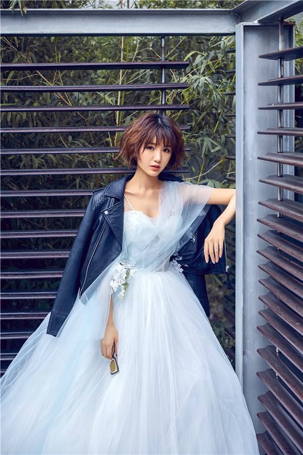 毛晓彤时尚写真大片曝光 香肩微露美如画