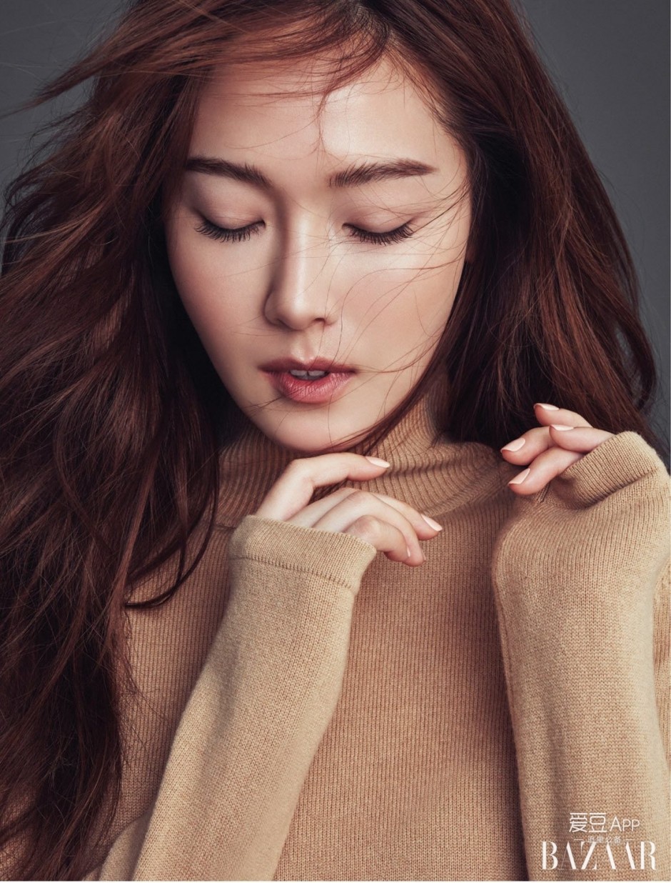 郑秀妍最新写真画报公开 演绎冬日俏皮性感