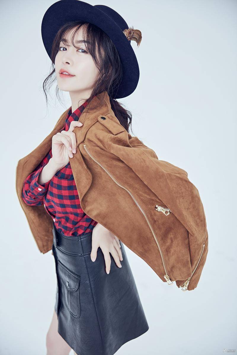 赵多娜曝时尚写真 冬日英伦风搭配干练十足