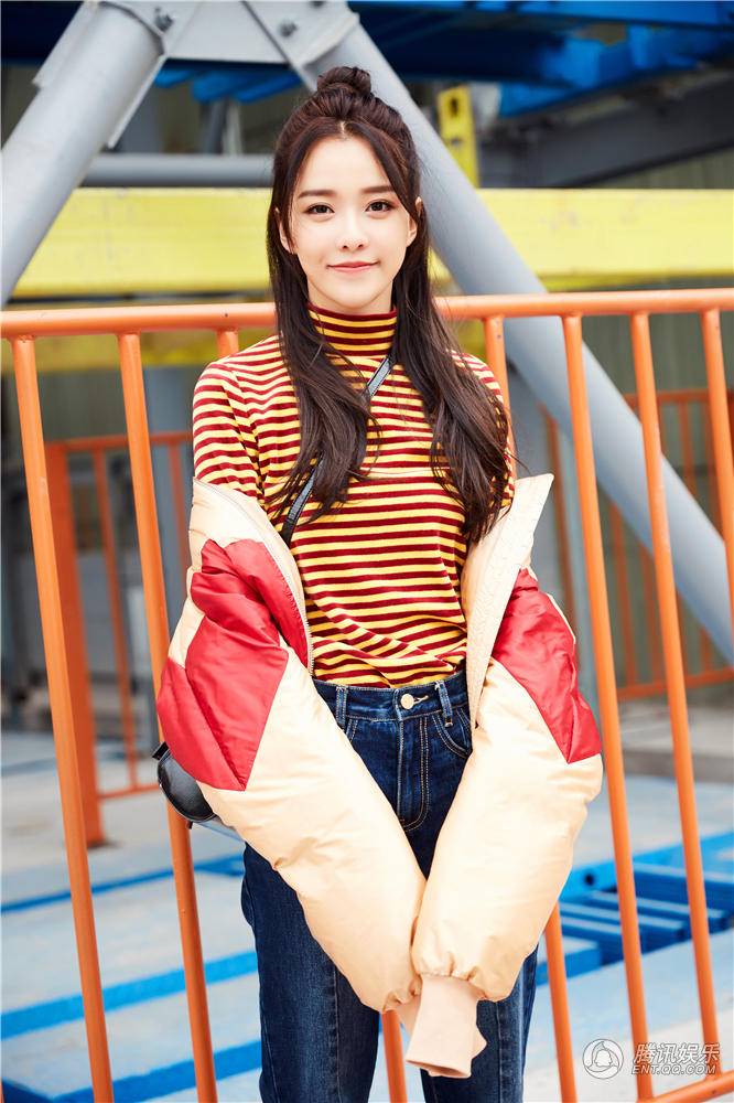 黄一琳时尚潮流街拍写真 丸子头少女感十足