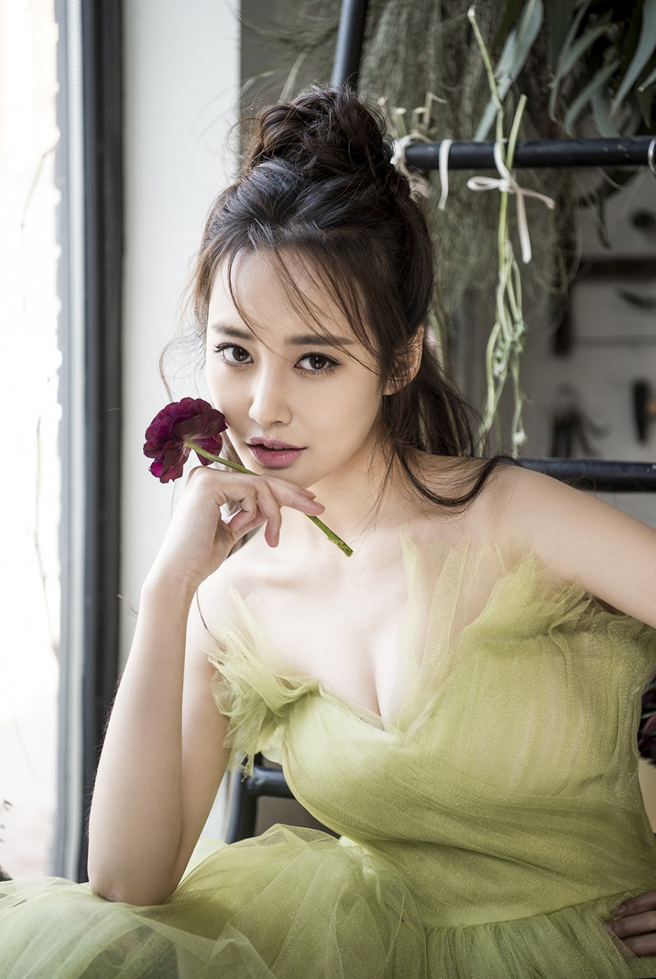 演员李纯写真性感十足 薄纱抹胸清新妩媚