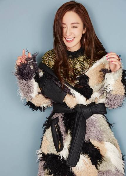 演员娄艺潇最新写真曝光 变身西装美人