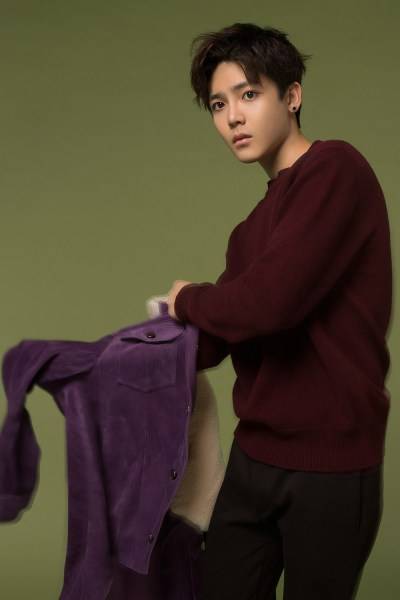 超能少年侯明昊写真 初显内敛稳重男友力