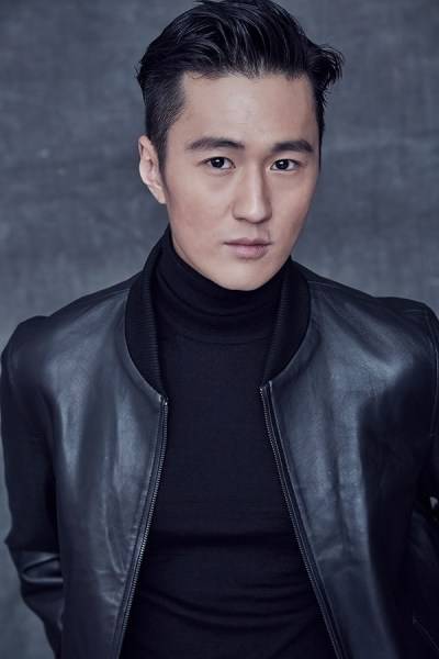 内地演员赵炳锐写真帅照 利落短发大展男士风范