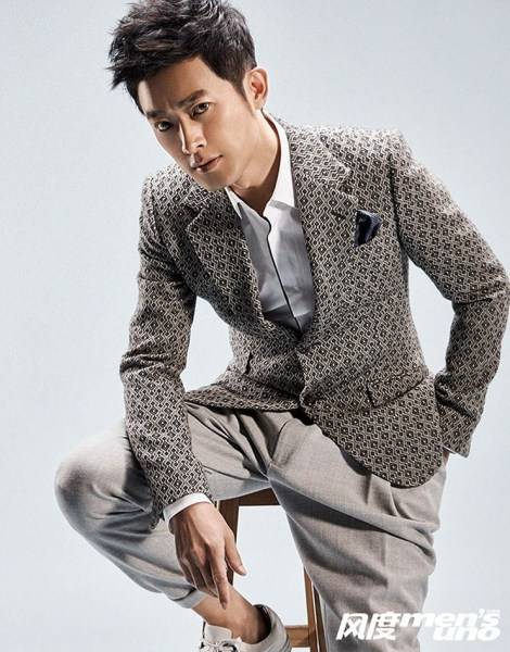 演员任泉冬日写真大片 不羁商务气质惊艳