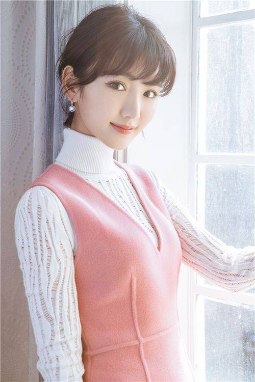 一身粉裙尽显淑女范儿 毛晓彤侧身回眸美翻天