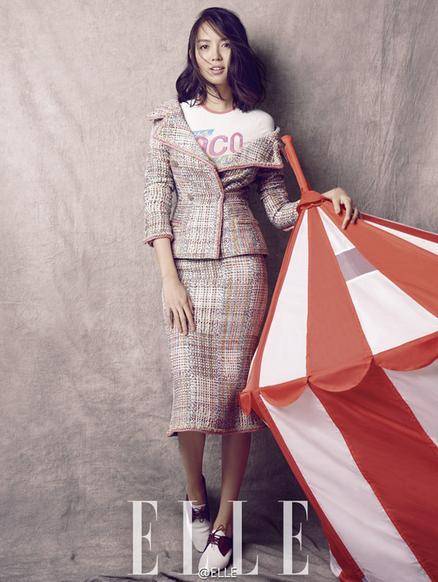 世界小姐张梓琳携女拍写真 母女神同步吃手晒幸福