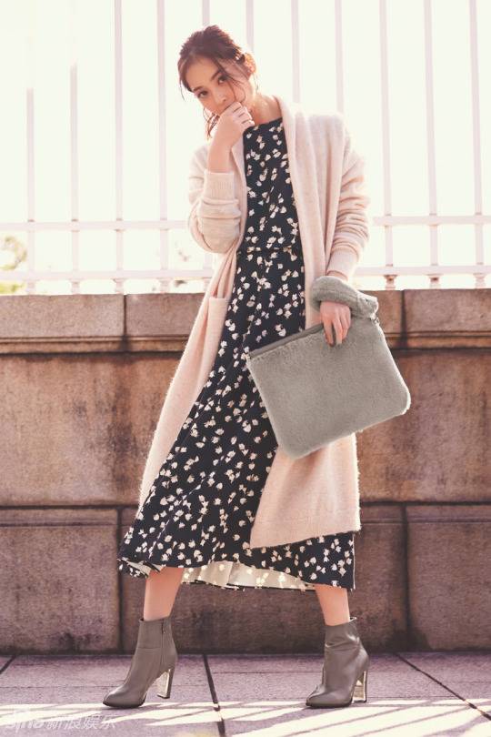 日本宅男女神佐佐木希冬日轻熟女写真大片