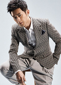 演员任泉冬日写真大片 不羁商务气质惊艳