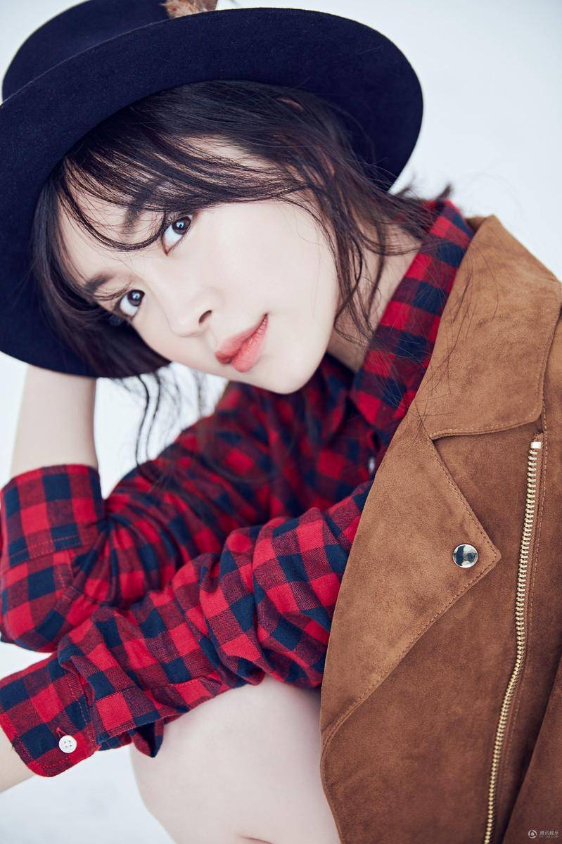 赵多娜曝时尚写真 冬日英伦风搭配干练十足