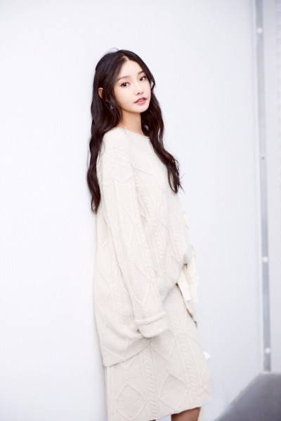 童菲冬日治愈系写真曝光 鬼马可爱暖化人心