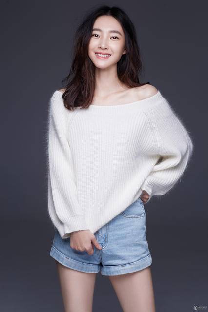 演员王丽坤暖冬写真 香肩长腿显别致小性感