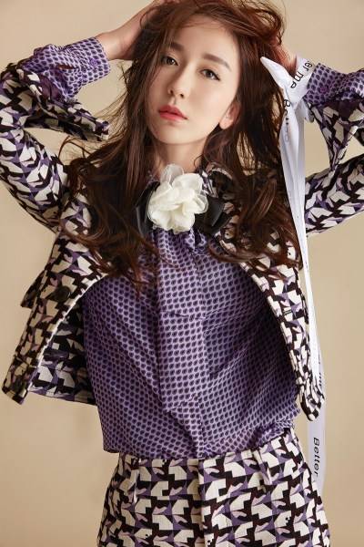 演员娄艺潇最新写真曝光 变身西装美人